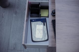 Vložte své zařízení do Faraday bagu a mějte tak jistotu, že je odstíněno od veškeré bezdrátové komunikace. Zde navíc s...